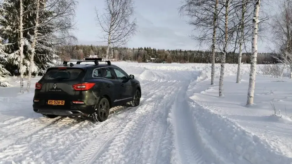 Renault in Sneeuw